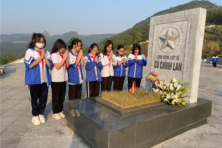 Ban chỉ huy Liên đội kính cẩn trước phần mộ của Anh hùng Liệt sỹ Cù Chính Lan