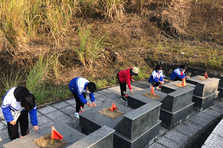  Cô và trò cùng tưởng nhớ, cảm ơn các anh đã cho cô trò cuộc sống bình yên hôm nay.