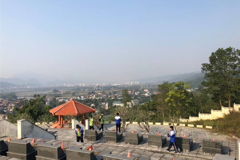 Trên tay là nén hương thơm - Trong tim là lửa rực cháy của lòng biết ơn và kính trọng!