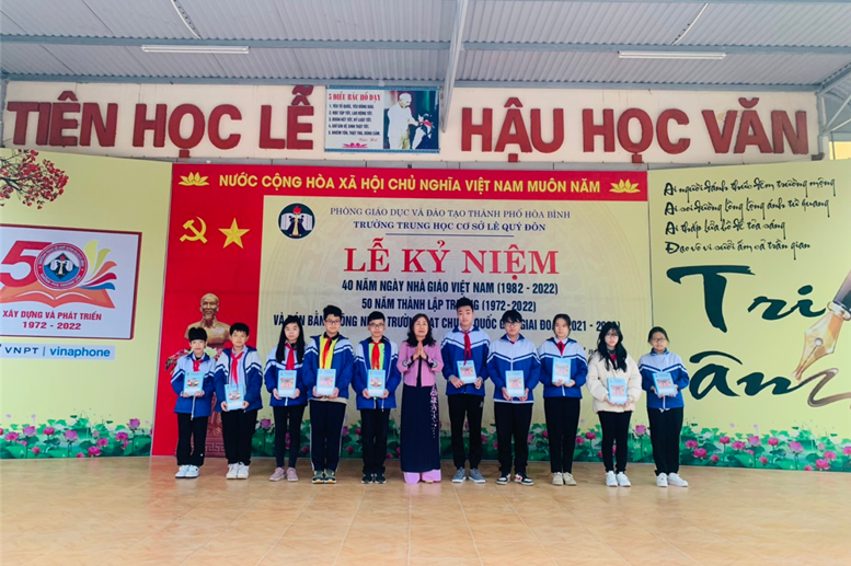 Cô Phạm Thị Hải Châu- Bí thư chi bộ- Hiệu trưởng nhà trường trao giải cho các em Học sinh đạt thành tích cao các cuộc thi trên mạng internet – đợt IV (Năm học 2022 – 2023)