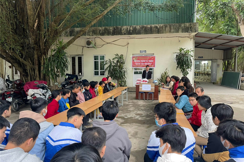 Thầy giáo Bùi Huy Hoàng- Bí thư Chi đoàn trường THCS Lê Qúy Đôn dẫn chương trình “Xuân yêu thương” với sự tham gia của đoàn và Trung tâm