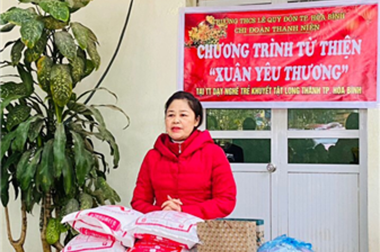 Bà Đào Thị Hiền- Giám đốc Trung tâm dạy nghề khuyết tật Long Thành xúc động khi đón nhận sự sẻ chia từ chương trình “Xuân yêu thương”