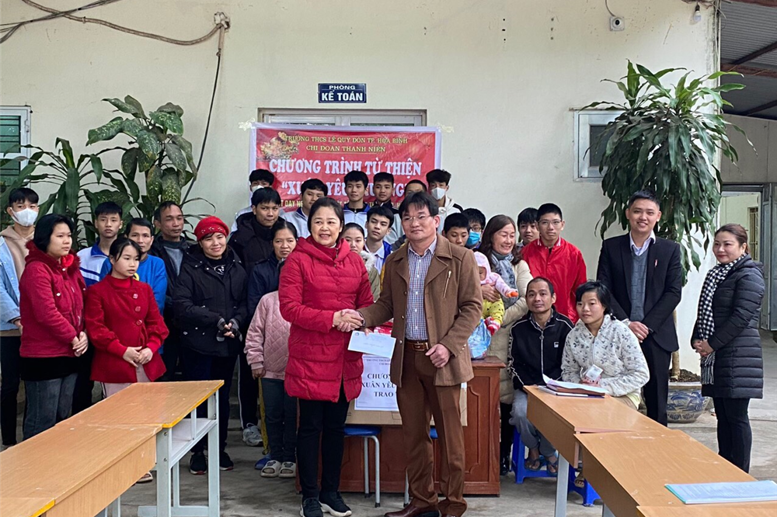 Ông Phạm Ngọc Thắng – Phó Ban đại diện cha mẹ học sinh tặng quà ủng hộ, giúp đỡ trung tâm