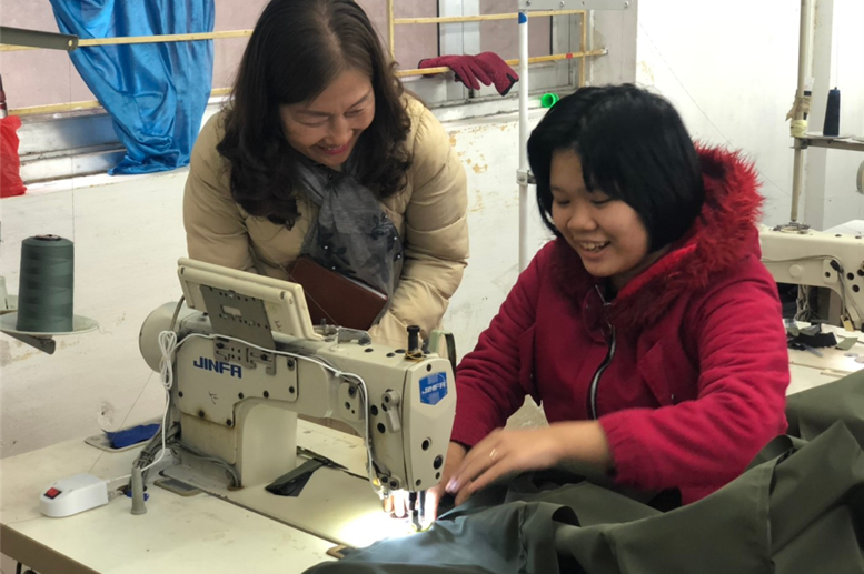 Cô Hải Châu trò chuyện với một học viên câm, điếc đã được dạy nghề, hai vợ chồng đều khuyết tật, được TT tổ chức Lễ thành hôn, đã sinh con đang làm nghề may khá thành thạo.