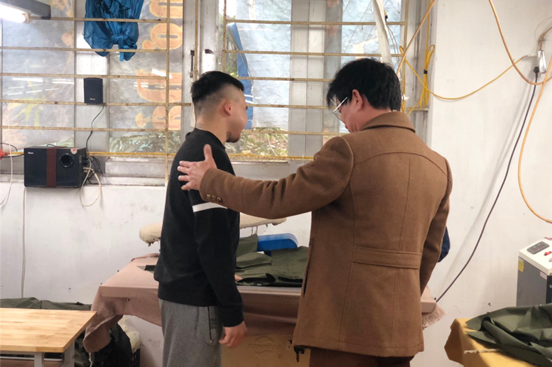 Và đây là nửa còn lại của bạn gái đang làm ở công đoạn là hơi nước. Điều bất ngờ là người quen của ông Phạm Ngọc Thắng. Anh chàng rất mừng khi gặp được chú Thắng