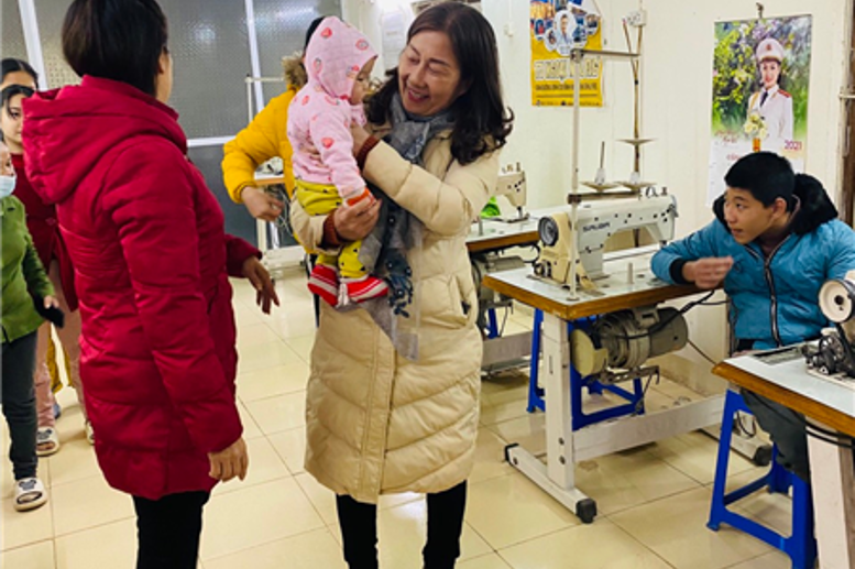 Em bé chưa đầy 1 tuổi được sinh ra ở trung tâm: rất kháu khỉnh, nhanh nhẹn và đặc biệt vui vẻ trong vòng tay của các thầy cô giáo và HS Trường THCS Lê Quý Đôn