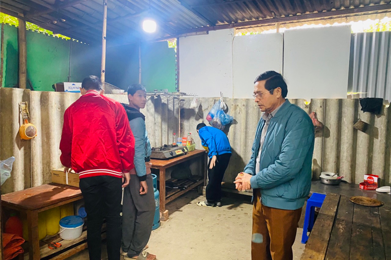 Ông Nguyễn Đình Điểm - Phó GĐ TT dạy nghề khuyết tật Long Thành và các bạn khuyết tật bên căn bếp đơn sơ và đón nhận chiếc bếp ga mới.