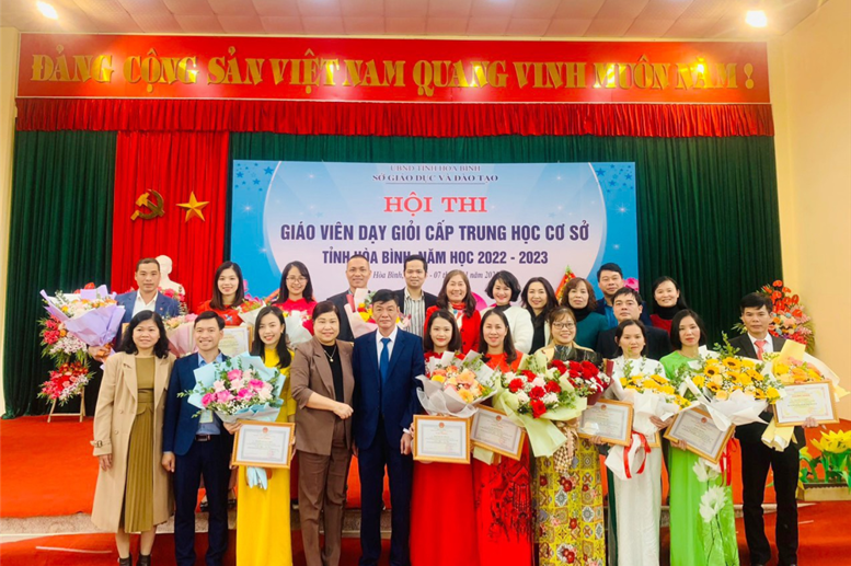 Lãnh đạo Sở GD&ĐT tỉnh Hòa Bình, lãnh đạo Phòng GD&ĐT thành phố chúc mừng các giáo viên đạt giải