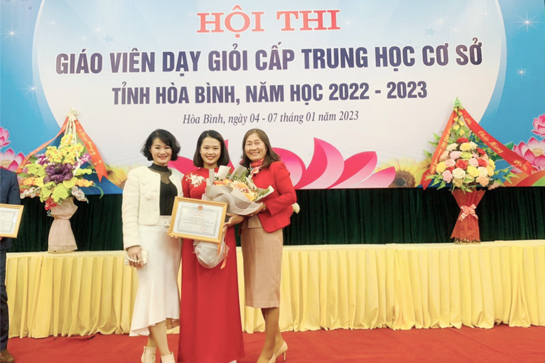 Ban Giám Hiệu trường THCS Lê Quý Đôn chúc mừng cô giáo Phạm Thị Thu Phương đạt giải nhất trong Hội thi Giáo viên dạy giỏi cấp Tỉnh môn Toán khối THCS