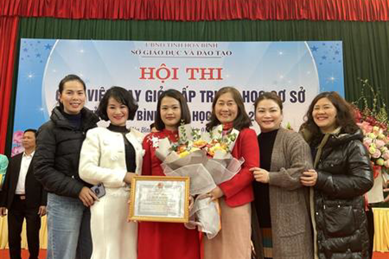 BGH, Công đoàn và đại diện GV trường THCS Lê Quý Đôn chung vui cùng cô giáo Phạm Thị Thu Phương