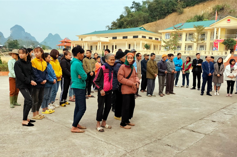 Bà con nhân dân xã Độc Lập