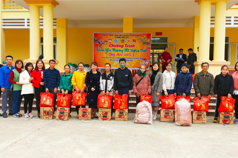 Đoàn thiện nguyện chụp ảnh lưu niệm cùng bà con nhân dân