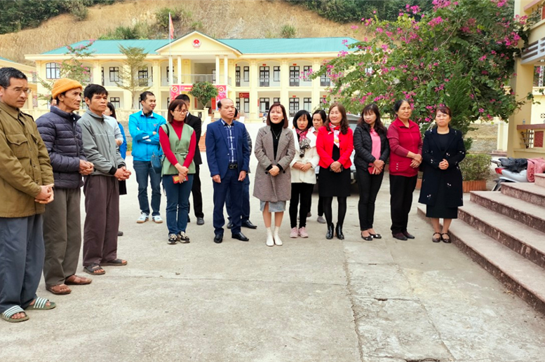 Đại diện UBND – HĐND – MTTQ và các tổ chức đoàn thể chương trình thiện nguyện phường Đồng Tiến chúc Tết bà con