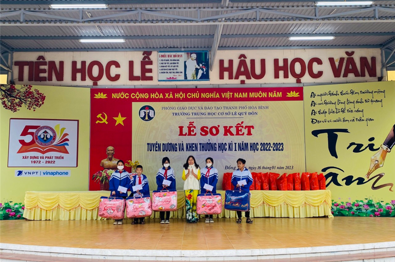 Cô giáo Phạm Thị Hải Châu- Hiệu trưởng nhà trường tặng quà cho 6 em có hoàn cảnh đặc biệt khó khăn.