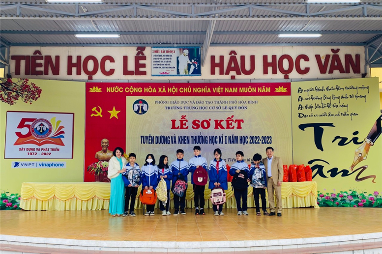 Cô giáo Phạm Thị Thu Hằng- Phó Hiệu trưởng nhà trường và Ông Nguyễn Văn Duấn- Trưởng ban đại diện CMHS tặng quà cho các em có hoàn cảnh khó khăn.