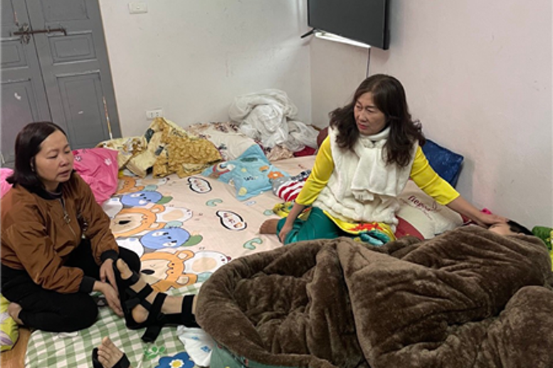 Cô giáo Phạm Thị Hải Châu- Hiệu trưởng nhà trường đến thăm, động viên và gia đình em Mỹ Duyên – tổ 7, phường Đồng Tiến ngay sau Lễ Sơ kết học kì I.