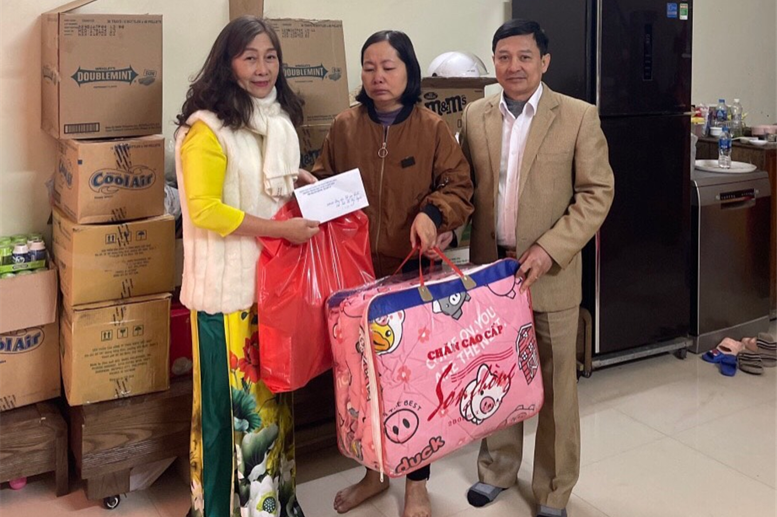 Cô giáo Phạm Thị Hải Châu- Hiệu trưởng nhà trường và ông Nguyễn Văn Duấn- Trưởng ban đại diện CMHS nhà trường đến thăm, động viên và tặng quà gia đình em Mỹ Duyên.