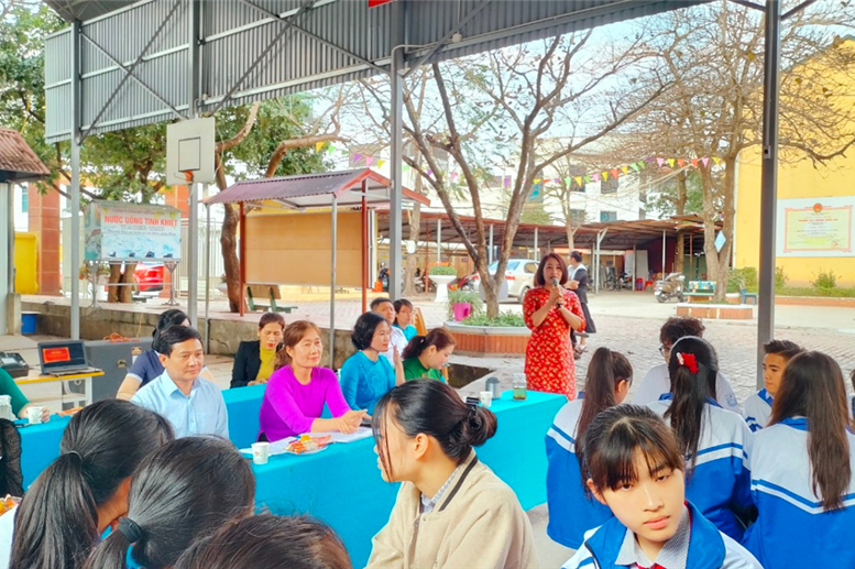 Cô giáo Đặng Thị Thu Hiền - giáo viên lãnh đội môn Ngữ văn phát biểu.