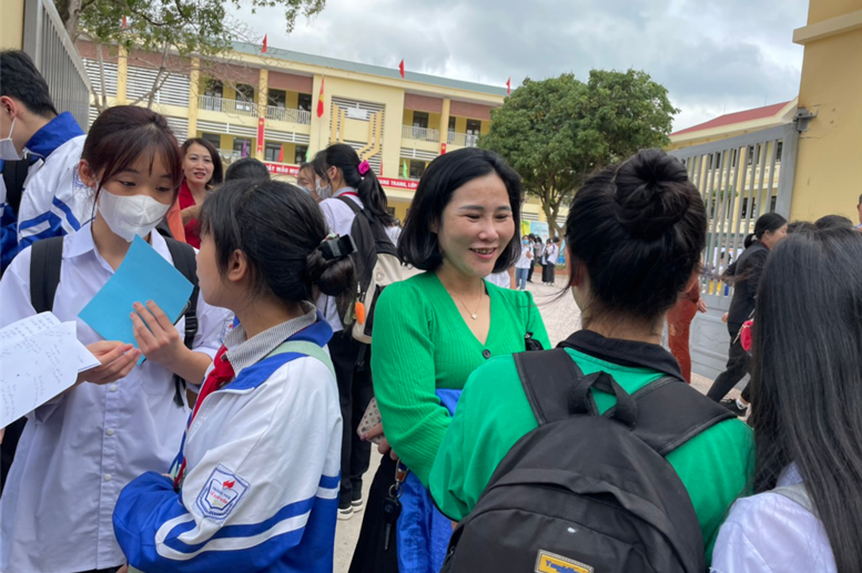 Niềm hân hoan của thầy, trò và các bậc phụ huynh sau buổi thi !