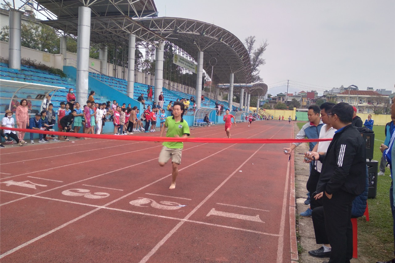 Giây phút xúc động nghẹn ngào khi em Minh Hiếu về đích ở nội dung chạy 100m Nam.