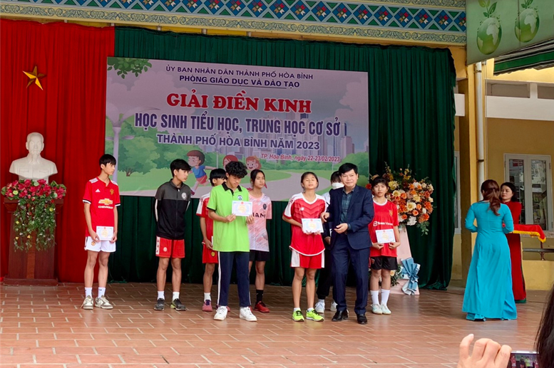 Đồng chí Lê Văn Công - Phó trưởng phòng GD&ĐT TP Hòa Bình trao giải cho em Nguyễn Đức Hải đạt giải Nhì nội dung chạy 200m Nam. 