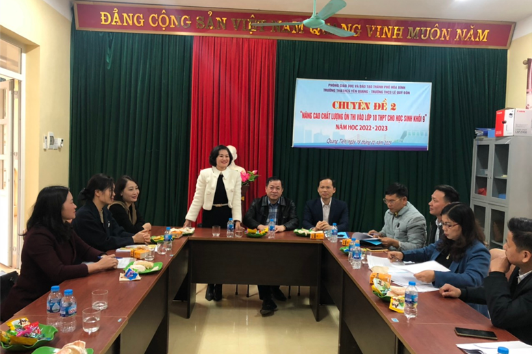 Đồng chí Phạm Thị Thu Hằng- Phó bí thư chi bộ- Phó Hiệu trưởng trường THCS Lê Qúy Đôn  phát biểu tổng kết buổi giao lưu chuyên đề