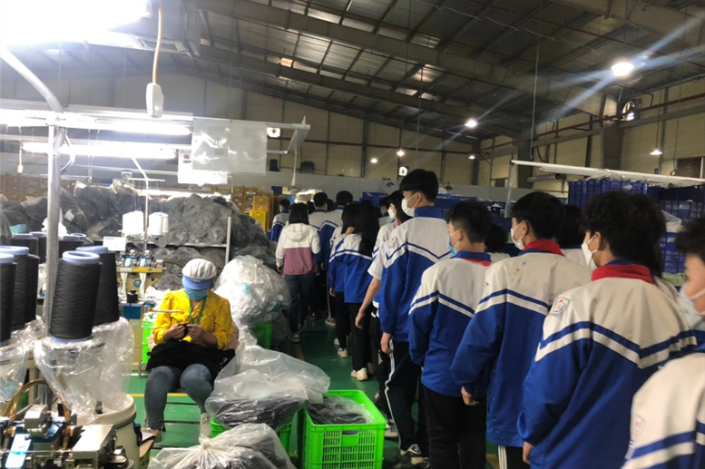 Chắc chắn sẽ suy nghĩ thật nhiều khi tận mắt chứng kiến các bác công nhân hăng say làm việc, trong đó có cả cha (mẹ) của mình.