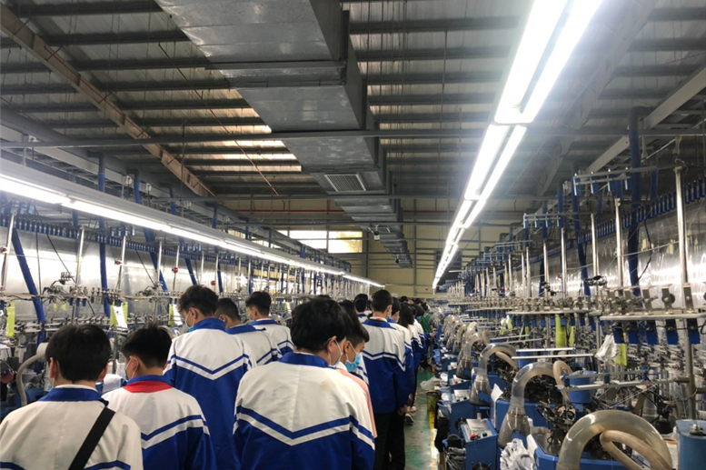 Cùng thì thầm với nhau: “Nhà máy và công nghệ hiện đại nhỉ”