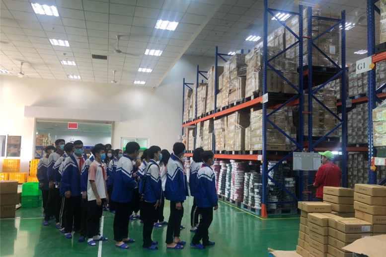 Các em được tham quan nhà kho của công ty