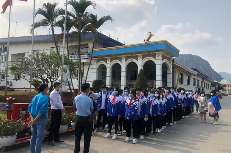 Nhanh nhẹn xếp hàng tại Nhà máy sản xuất thấu kính quang học cao cấp