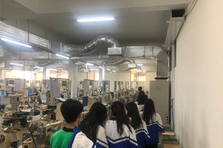 Quan sát quy trình sản xuất thấu kính