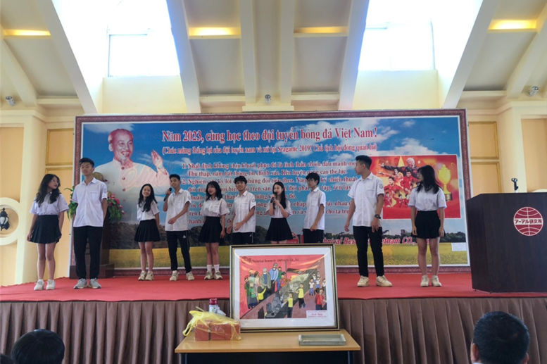 Các tiết mục văn nghệ vô cùng vui nhộn, trẻ trung tặng các cô chú công nhân