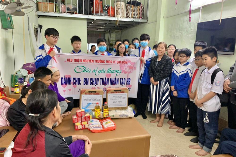 Cô Hải Châu thay mặt thầy trò động viên các bênh nhân chạy thận và người nhà tại khu nhà trọ tình thương- tổ 11- phường Đồng Tiến- TP Hòa Bình.