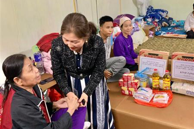 Đáp lại là những giọt nước mắt, những lời cảm ơn từ đáy lòng của bệnh nhân chạy thận. Chúng tôi cũng xin cảm ơn các cô chú bởi những bài học về tình thân đáng quý mà cô chú đã trao cho thầy trò chúng tôi.