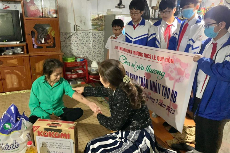 Học trò của chúng tôi chăm chú quan sát những vết sưng u do những lần cắm truyền chạy thận để lại:“Chạy mãi thành quen, cô không thấy đau nữa, mỗi lần được lọc máu thì thấy khỏe hơn”…