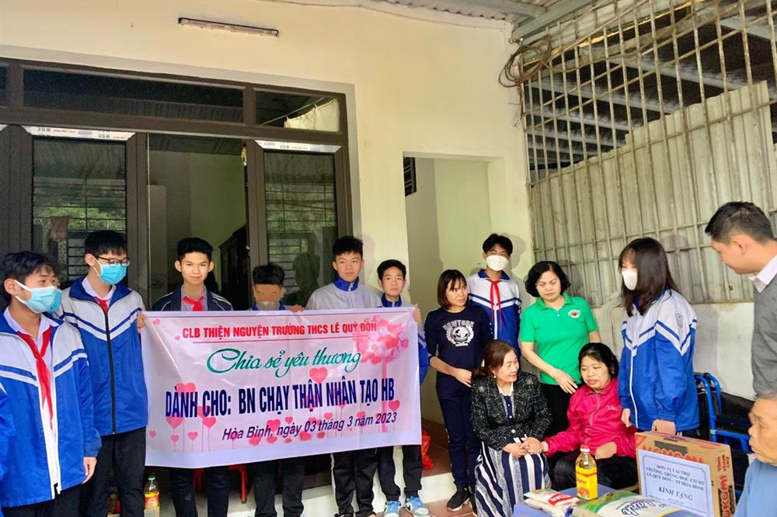 Mỗi câu chuyện với người bệnh là một bài học thực tiễn cho học trò. Chắc các em hiểu mình không chỉ “cho đi” mà còn đang “nhận lại” rất nhiều…