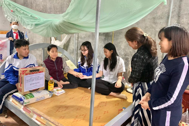 Người phụ nữ quê Phú Thọ lủi thủi trong căn phòng trọ ngột ngạt. Niềm vui dâng trào khi các bạn nhỏ lên tận giường nắm tay động viên bà nhanh khỏe. Bà như thấy con cháu, người thân của mình qua hành động yêu thương của các học trò Trường THCS Lê Quý Đôn…