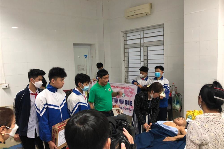 Các học trò cảm thương anh Bùi Văn Toán, sinh năm 1985 quê Tự Do – Lạc Sơn - Chàng trai trẻ 5 tháng nay nằm trên giường cấp cứu và gắn với bình oxy với nghị lực sống mãnh kiệt