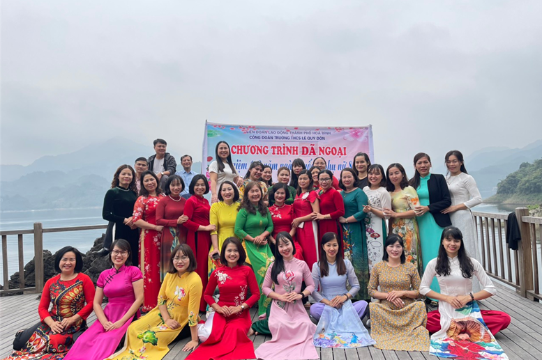 Lâu lâu mới được đi xa cùng nhau, nụ cười như thêm phần rạng rỡ!