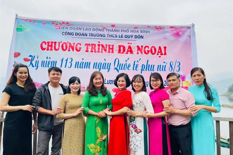 Tổ KHTN giữa một dàn gái xinh, nên giai hình như hơi áp lực!