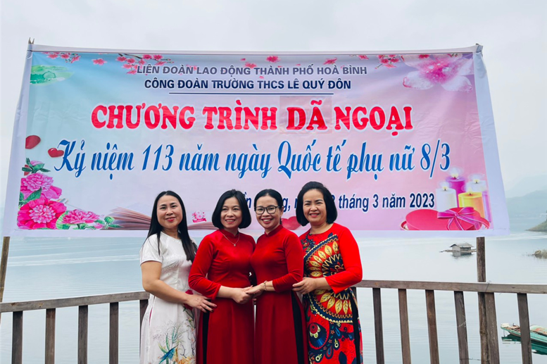 Những nụ cười xinh tươi của các cô bộ môn English!