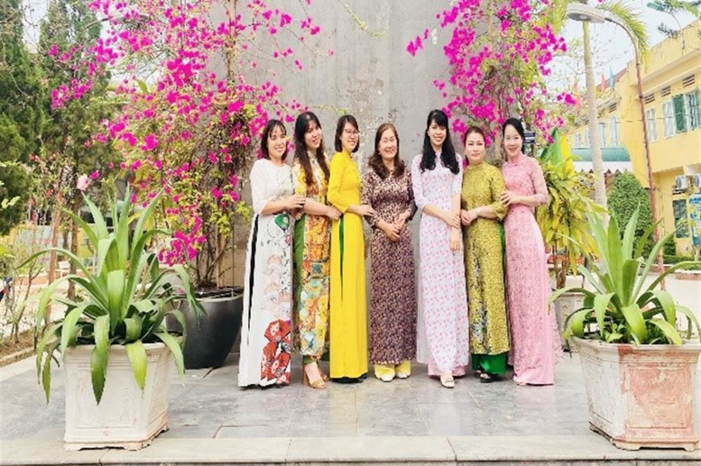 Hình ảnh các cô giáo duyên dáng trong tà áo dài thướt tha