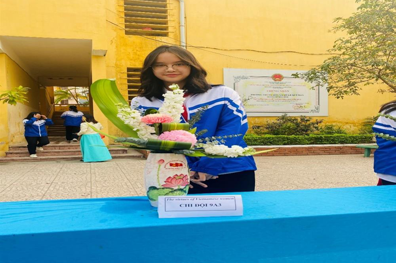 Hai lẵng hoa và phần thể hiện vô cùng xuất sắc của lớp 7A4 và 9A3