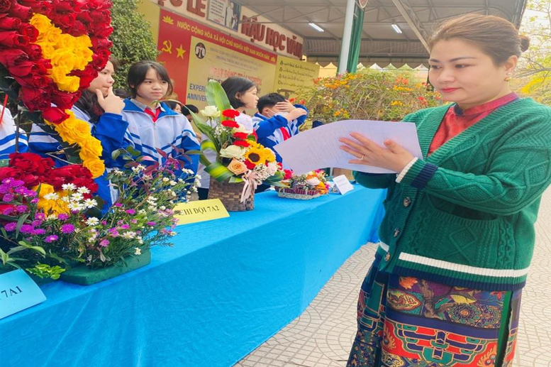 Cô giáo Bạch Thị Thu Hà – Trưởng BGK cuộc thi cắm hoa đánh giá khá cao chất lượng của 16 lẵng hoa 