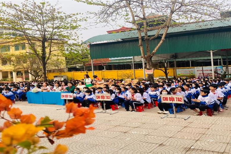 HS toàn trường chăm chú lắng nghe lịch sử ngày 8/3