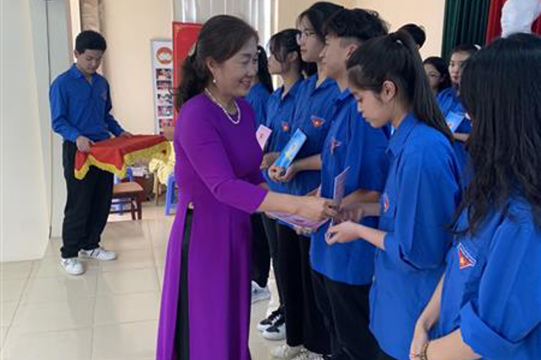 Cô giáo Phạm Thị Hải Châu, Bí thư Chi bộ, Hiệu trưởng Trường THCS Lê Quý Đôn trao huy hiệu cho các em