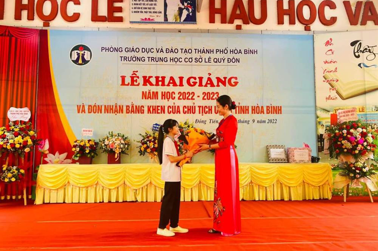 Tú Diệp chụp ảnh cùng Cô giáo "Mẹ" trong Lễ khai giảng đầu tiên ở ngôi trường mới với mái tóc rất dài