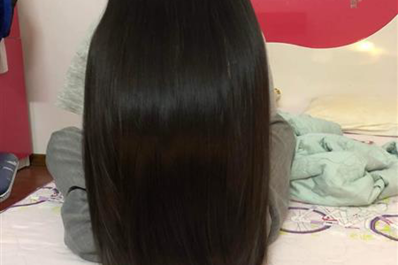 Mái tóc đen dày của Tú Diệp trước khi thực hiện ước mơ hiến tóc