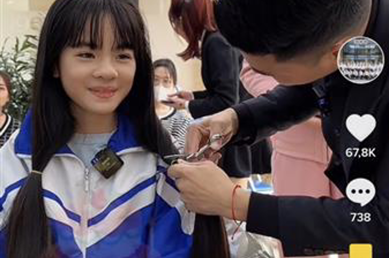 Khuôn mặt hồi hộp trao đi mái tóc dài 