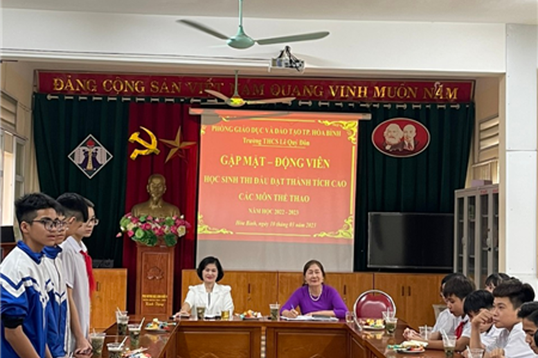 Các thành viên tự giới thiệu về mình và chia sẻ cảm xúc sau khi hoàn thành nhiệm vụ